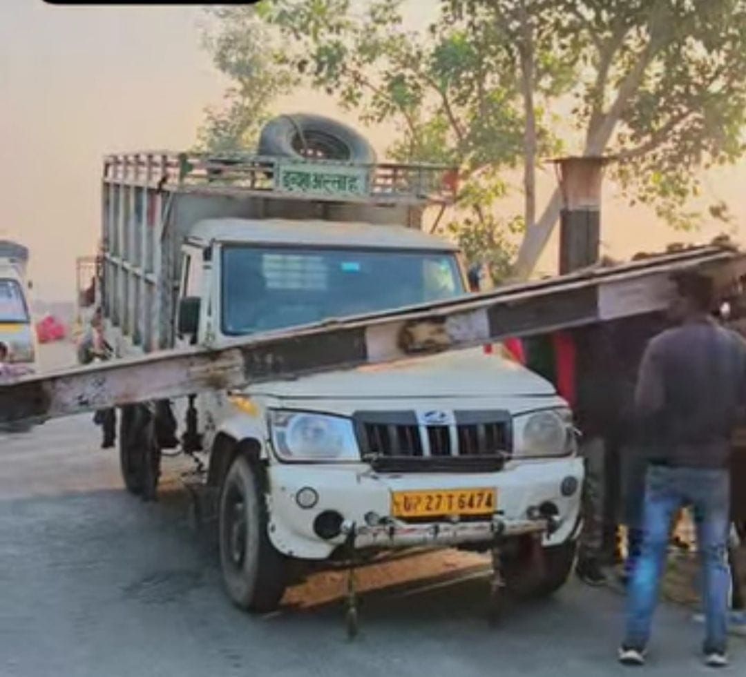 The height gauge on the Kolaghat bridge broke again, and an angle iron fell onto a pickup truck.