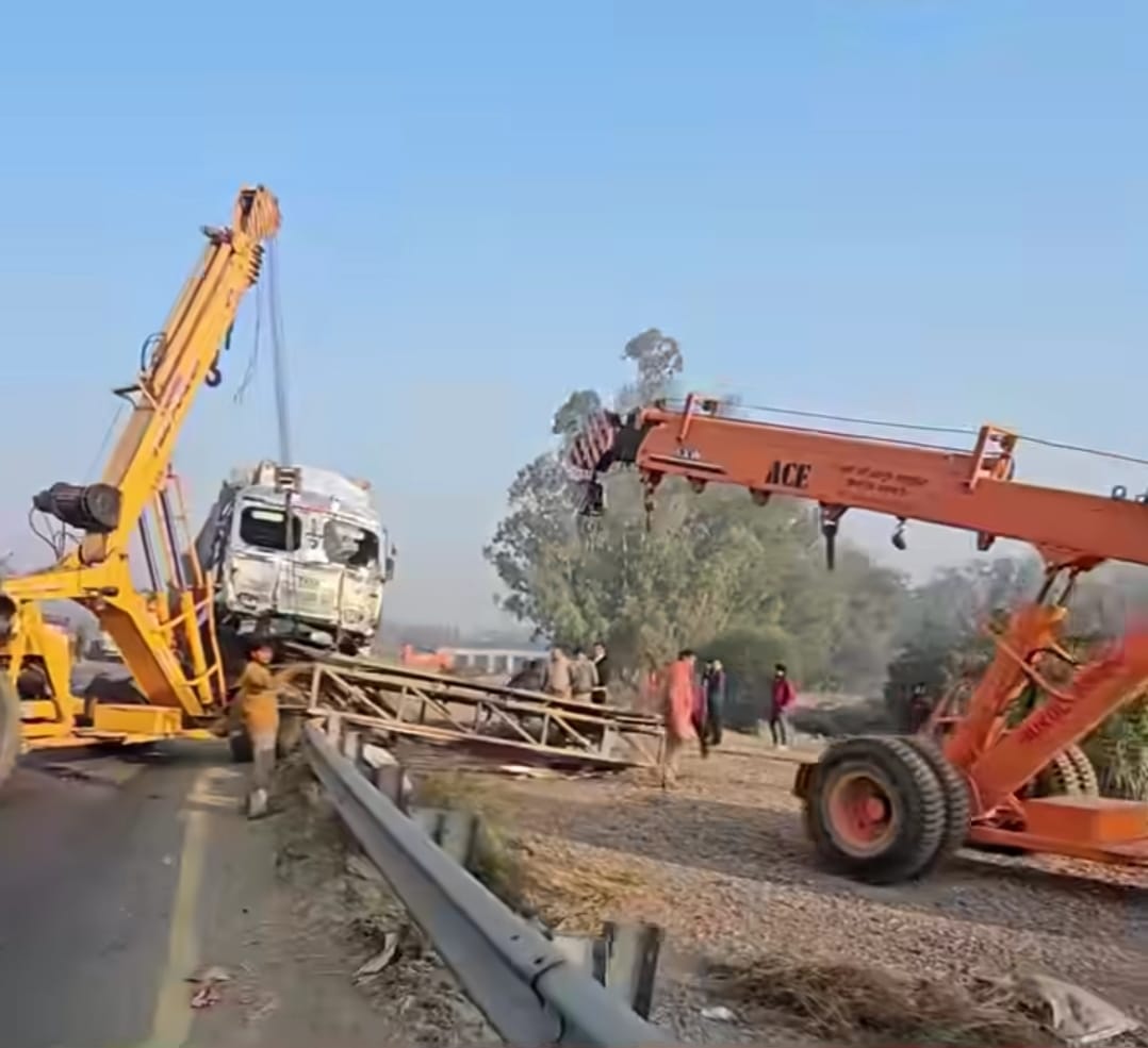 Fatal flash: Collides with truck across uncontrolled canter divider, driver killed