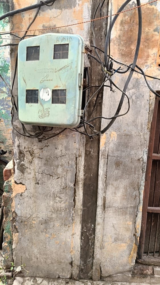 Every month, around 800 electricity meters of houses and shops in the district are found to have faults.