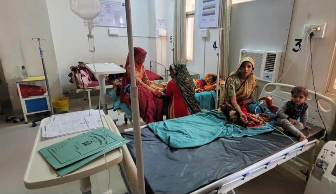 मेडिकल कॉलेज के बच्चा वार्ड में भर्ती बच्चे और साथ में उनके परिजन। संवाद