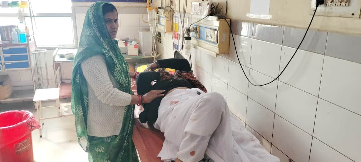 मेडिकल कॉलेज की इमरजेंसी वार्ड में भती सड़क हादसे में घायल महिला। संवाद