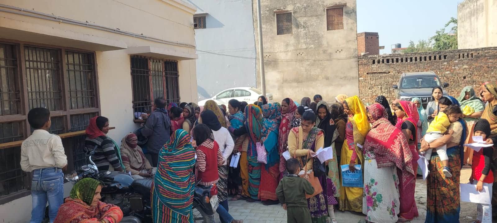 मेडिकल कॉलेज में दवा लेने के लिए महिलाओं की लगी कतार। संवाद