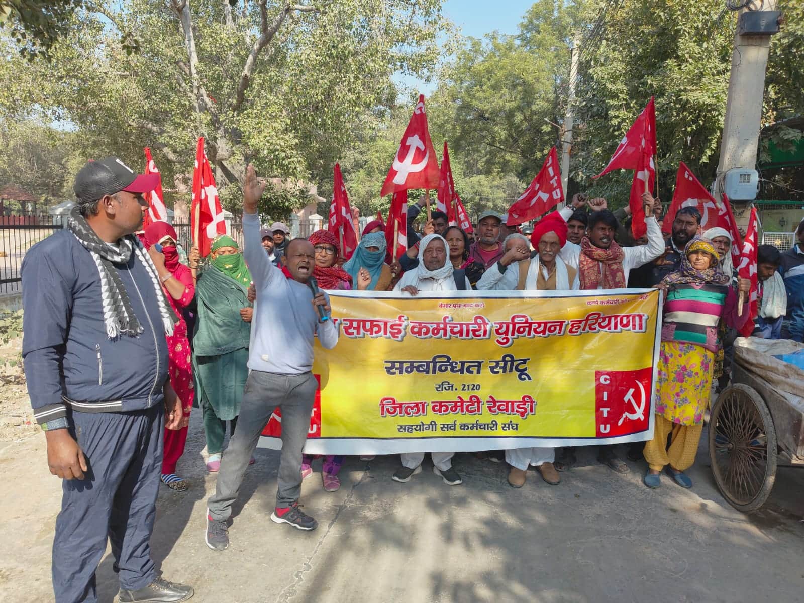 मांगों को लेकर प्रदर्शन करते ग्रामीण सफाई कर्मचारी। संवाद