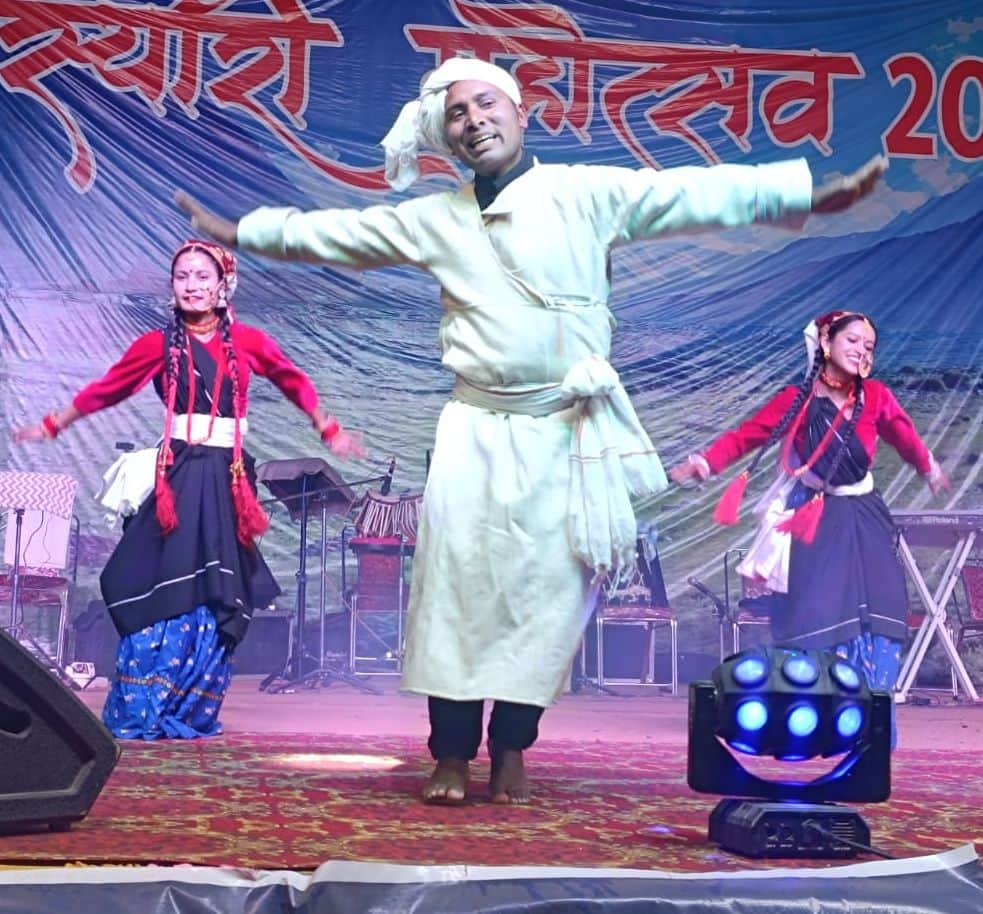 मुनस्यारी महोत्सव में सांस्कृतिक कार्यक्रम पेश करते कलाकार। संवाद