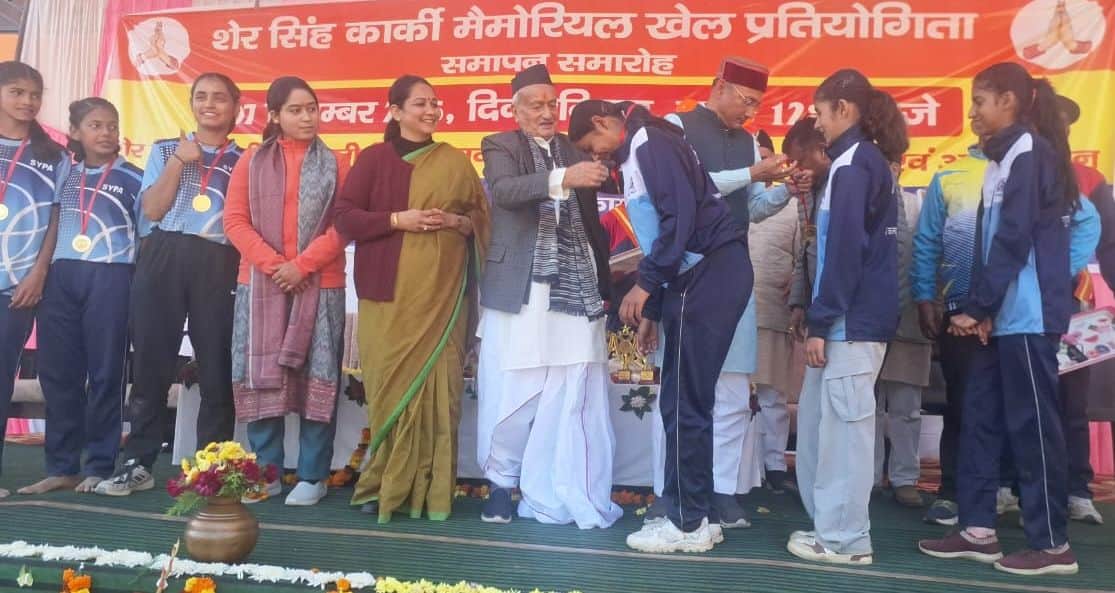 मुवानी में खेल प्रतियोगिता के समापन पर विजेता विद्यार्थियों को मेडल प्रदान करते पूर्व राज्यपाल 