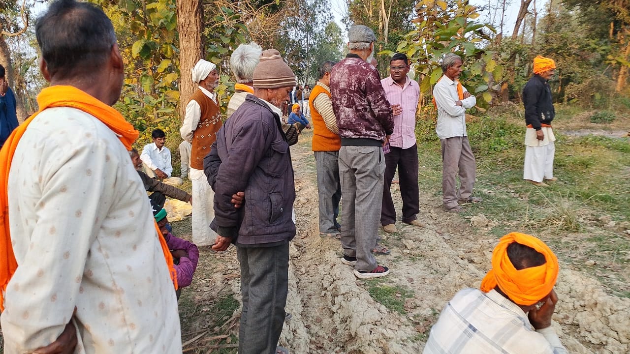 When the funeral pyres of real sisters were lit together, people's eyes filled with tears.