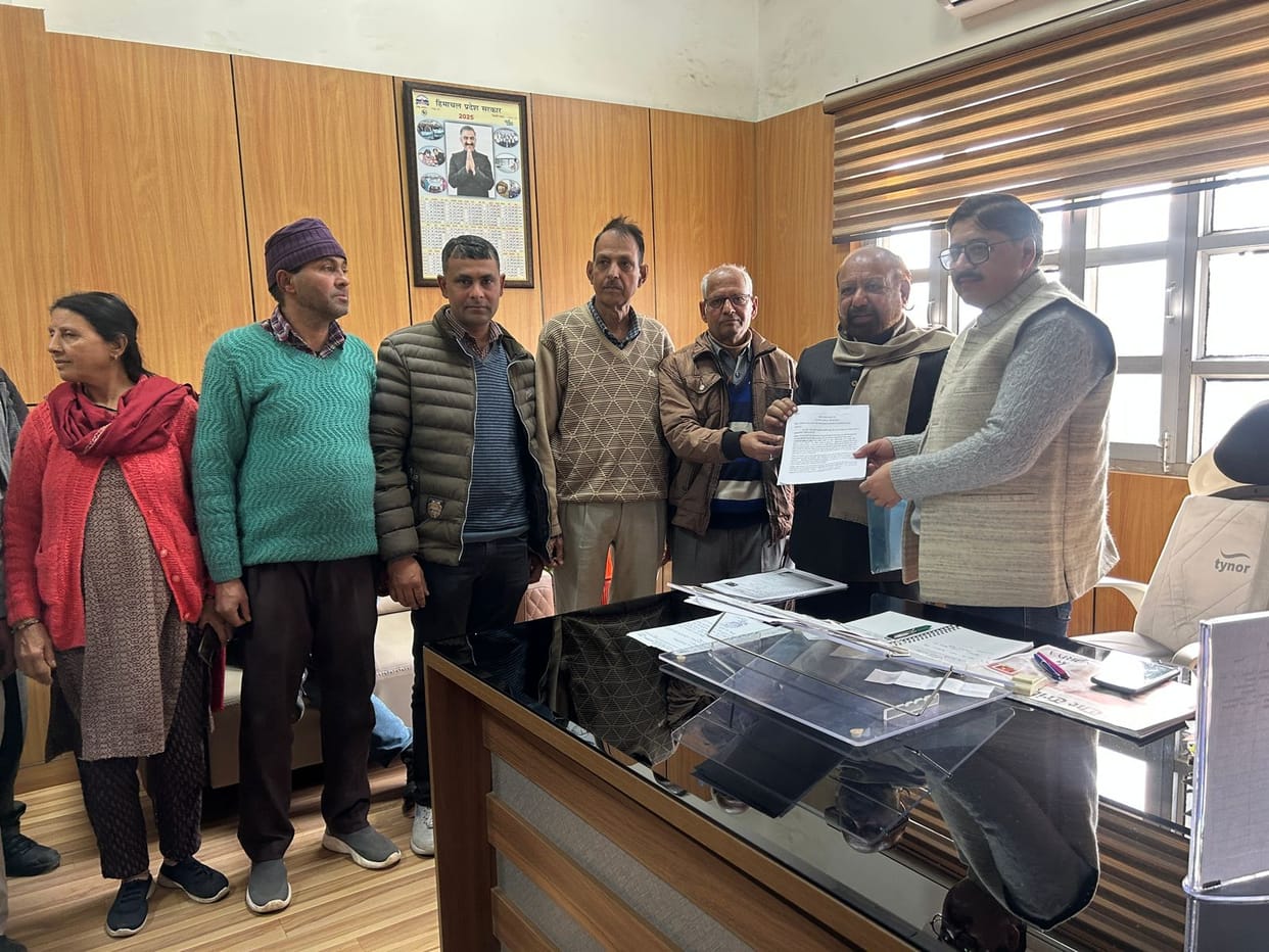 The Rehri-Phari Workers Union protested the removal of carts from the market.