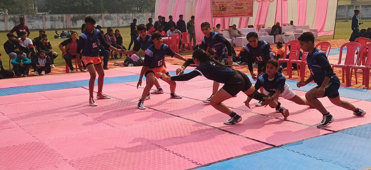Teams from Azamgarh, Meerut, Ayodhya division and Agra hostels won.