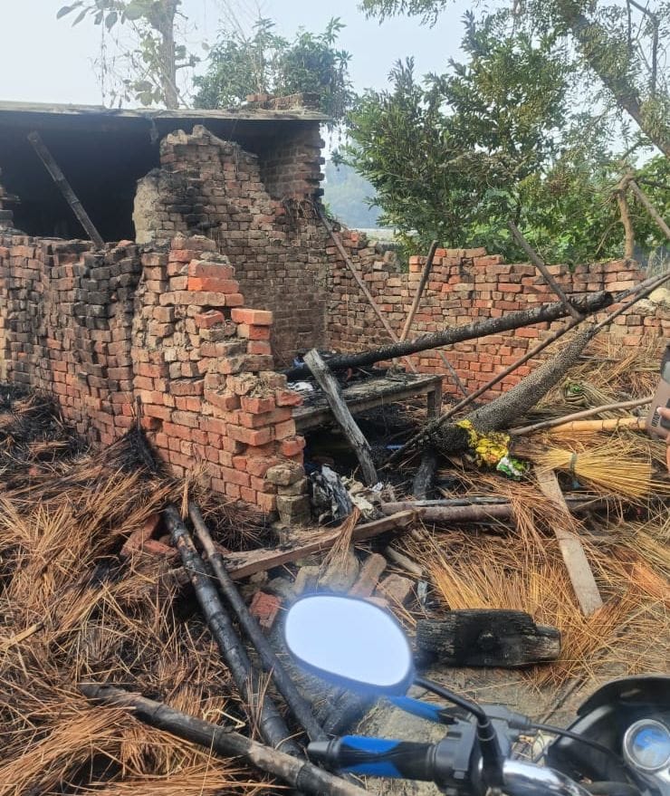 Siddharthnagar News: Goods burnt to ashes due to fire... youth who went to extinguish it got burnt