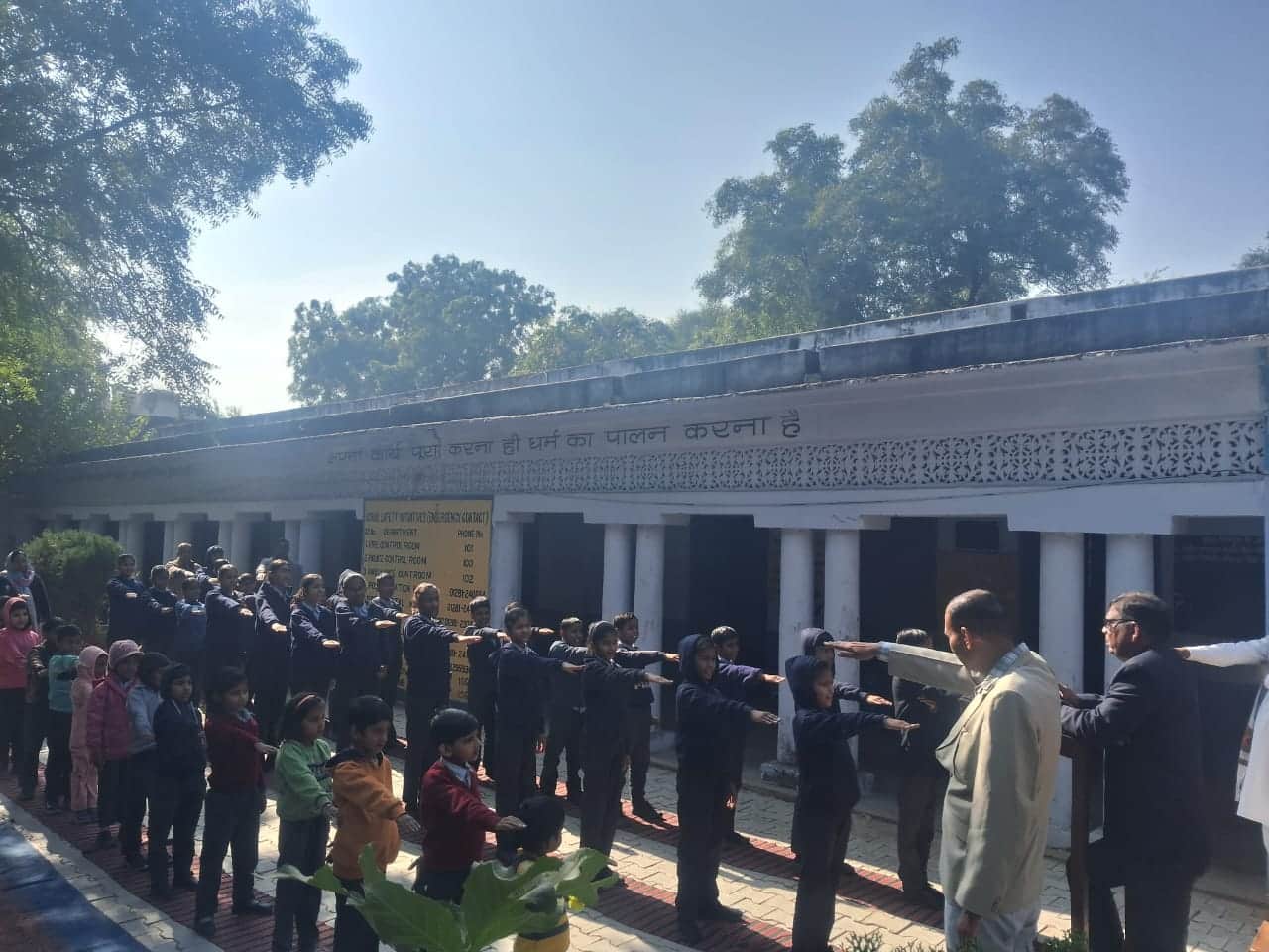 नशे के खिलाफ शपथ लेते बच्चे। स्रोत : पुलिस