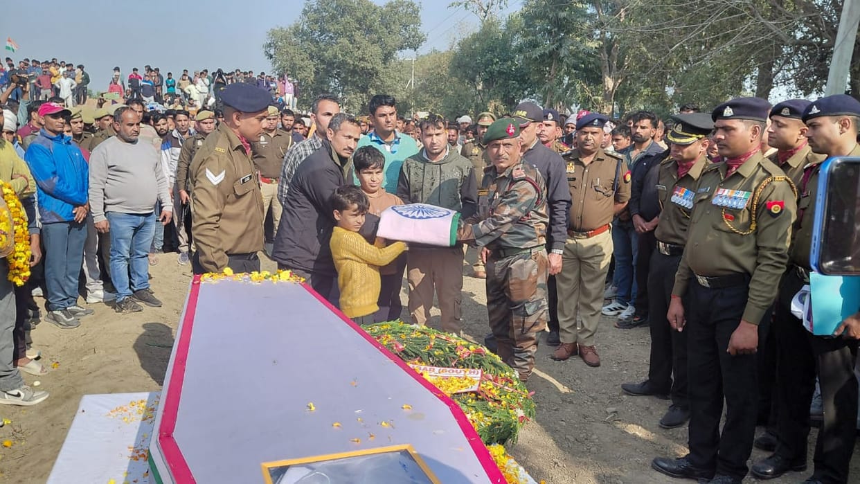 Dead body of the soldier reached within 72 hours, crowd gathered at the last rites