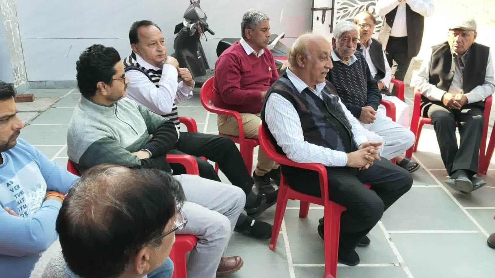 पंजाबी भवन में बैठक आयोजित कर बातचीत करते पंजाबी समाज के लोग। स्रोत : समाज