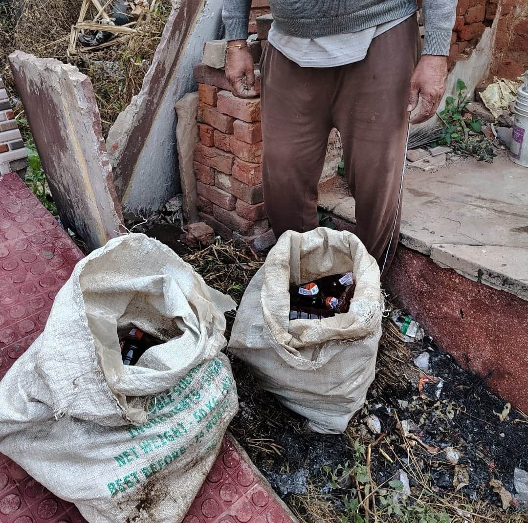 पुलिस की तरफ से बरामद की गई अवैध शराब। स्रोत : पुलिस