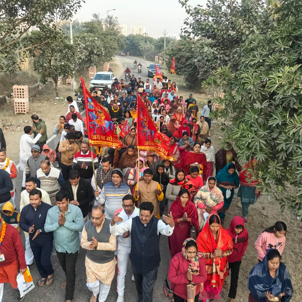 परिक्रमा में भाग लेते लोग। संवाद