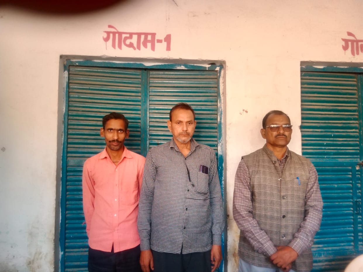 Accountant of Chaukia committee assaulted during urea distribution.