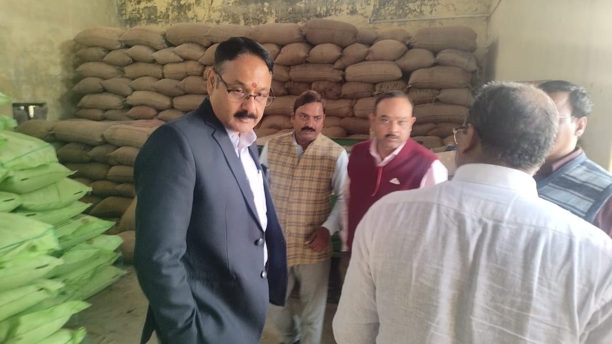 Paddy procurement centers found to be disorganized, records incomplete; District Magistrate expresses displeasure.