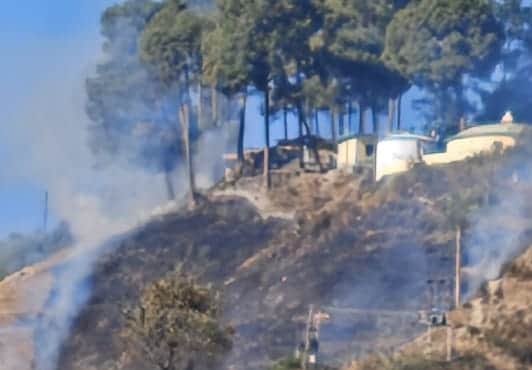 पिथौरागढ़ नगर के सेरा गांव के ऊपर लोनिवि विश्राम गृह तक पहुंची पहाड़ी पर लगी आग। स्रोत: ग्रामीण