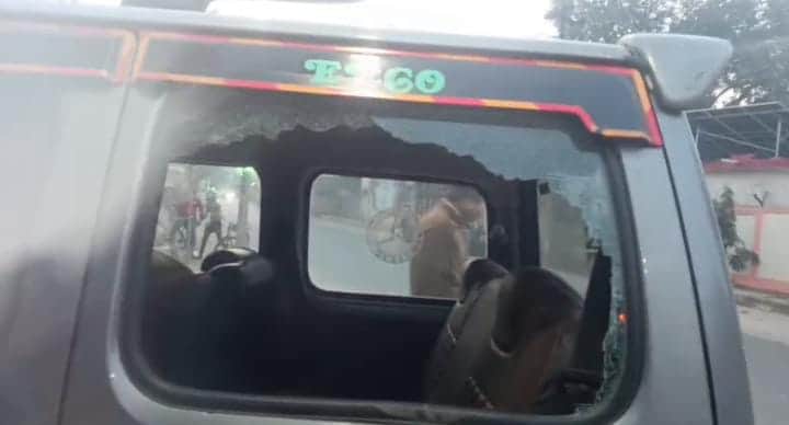 पथराव से कार का टूटा हुआ शीशा। संवाद