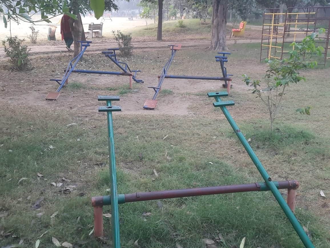 रेजांगला पार्क में टूटे हुए झूले। संवाद