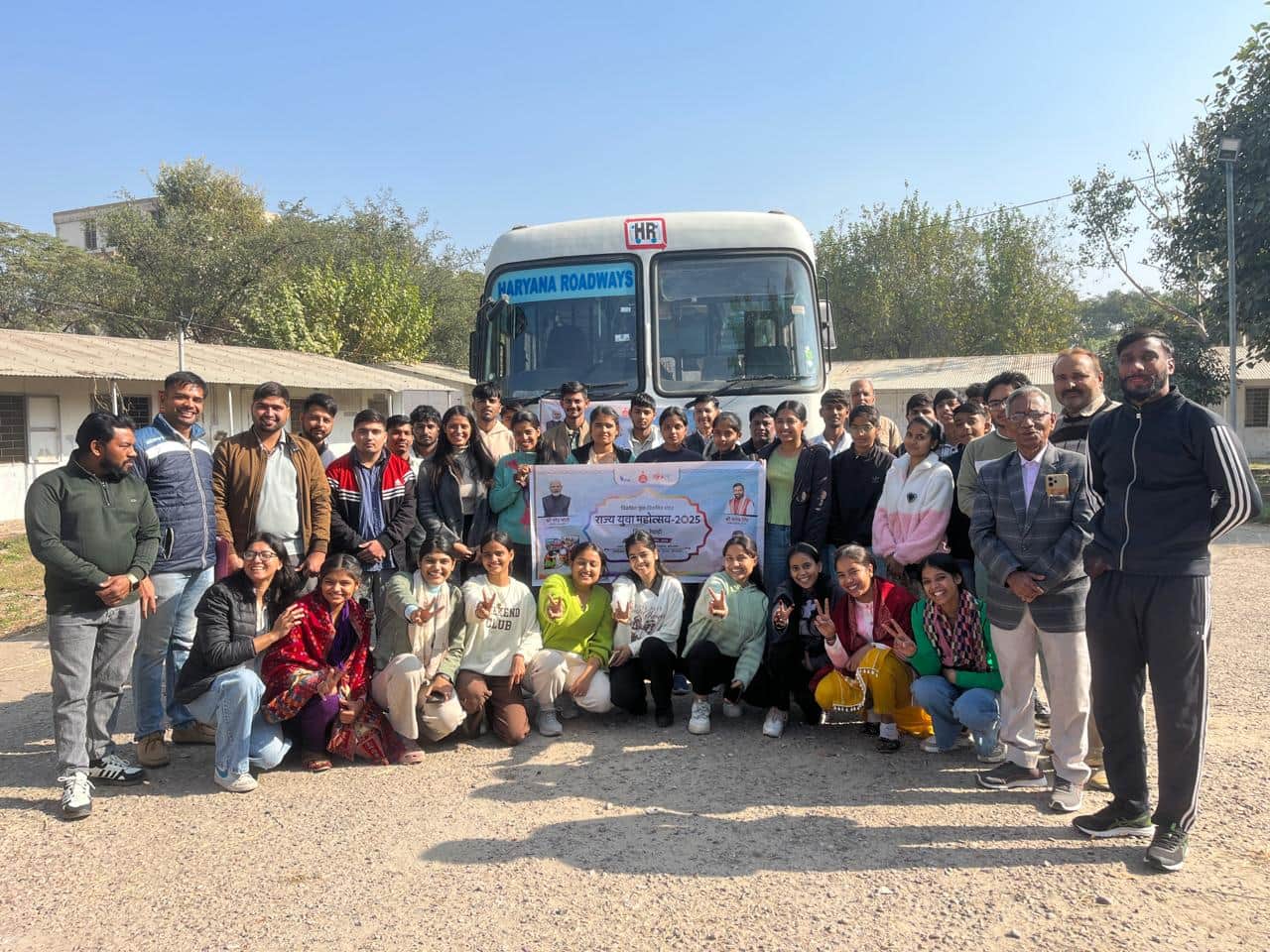 राज्य युवा महोत्सव में शामिल होने के लिए रवाना हो रही रेवाड़ी की टीम। स्रोत : डीपीआरओ