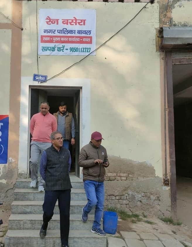 रैन बसेरे का निरीक्षण करते एसडीएम मनोज कुमार। स्रोत : प्रशासन