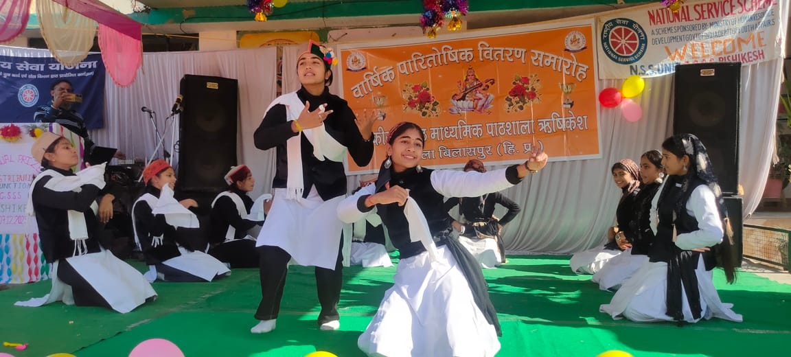 Meritorious students were honored in Rishikesh school.