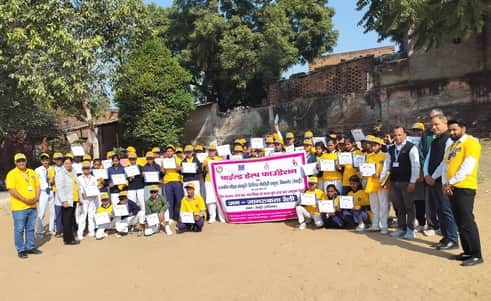 स्कूल में आयोजित जागरूकता कार्यक्रम के दौरान भाग लेते विद्यार्थी। स्रोत : स्कूल