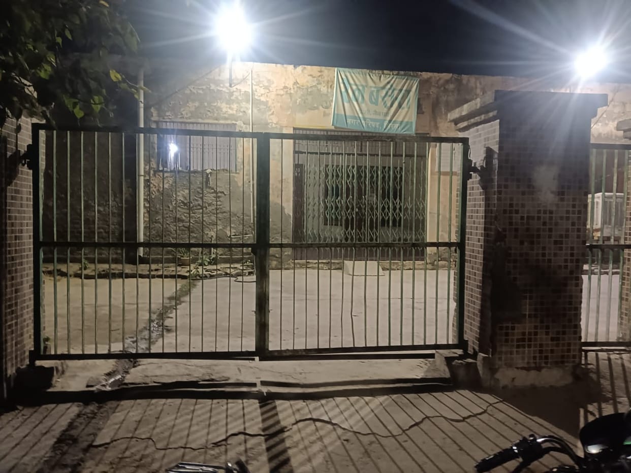 The permanent night shelter, built for overnight stays, has no regular staff and remains closed for two days.