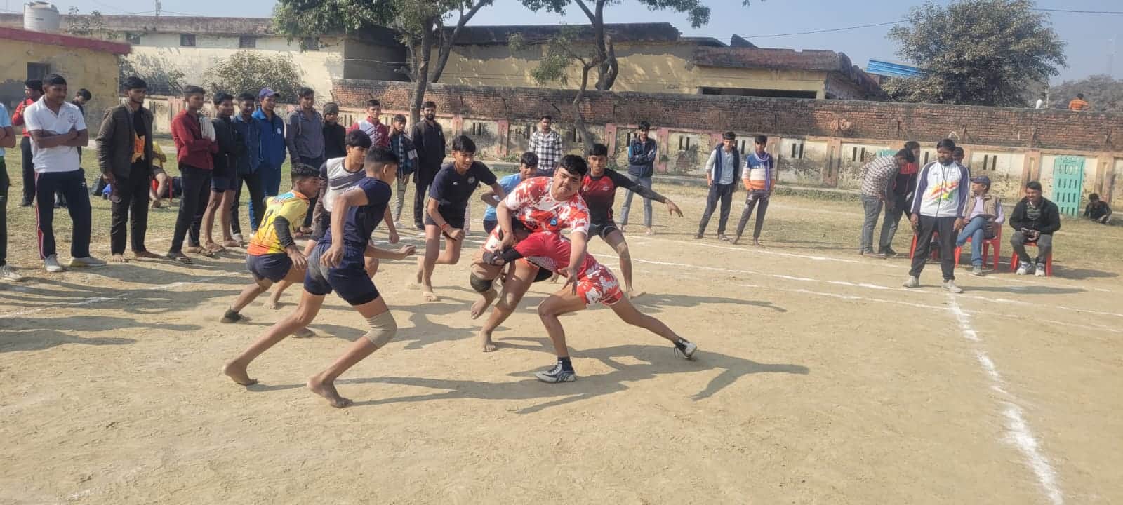 सांसद खेल महोत्सव के अंतर्गत कबड्डी में जोर अजमाइश करते खिलाड़ी। संवाद