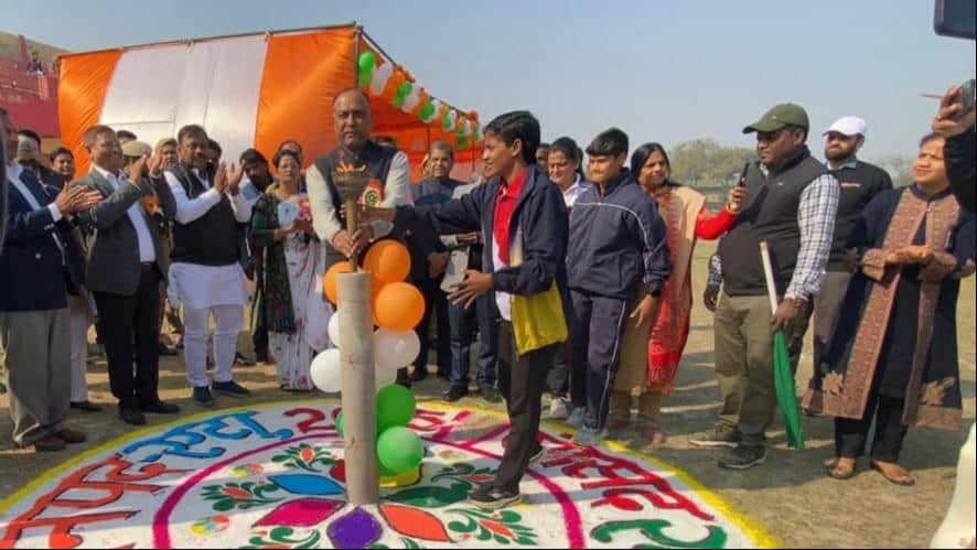 सांसद खेलकूद महोत्सव का आगाज करने से पहले मशाल जलाते राज्य सभा सांसद नवीन जैन। संवाद