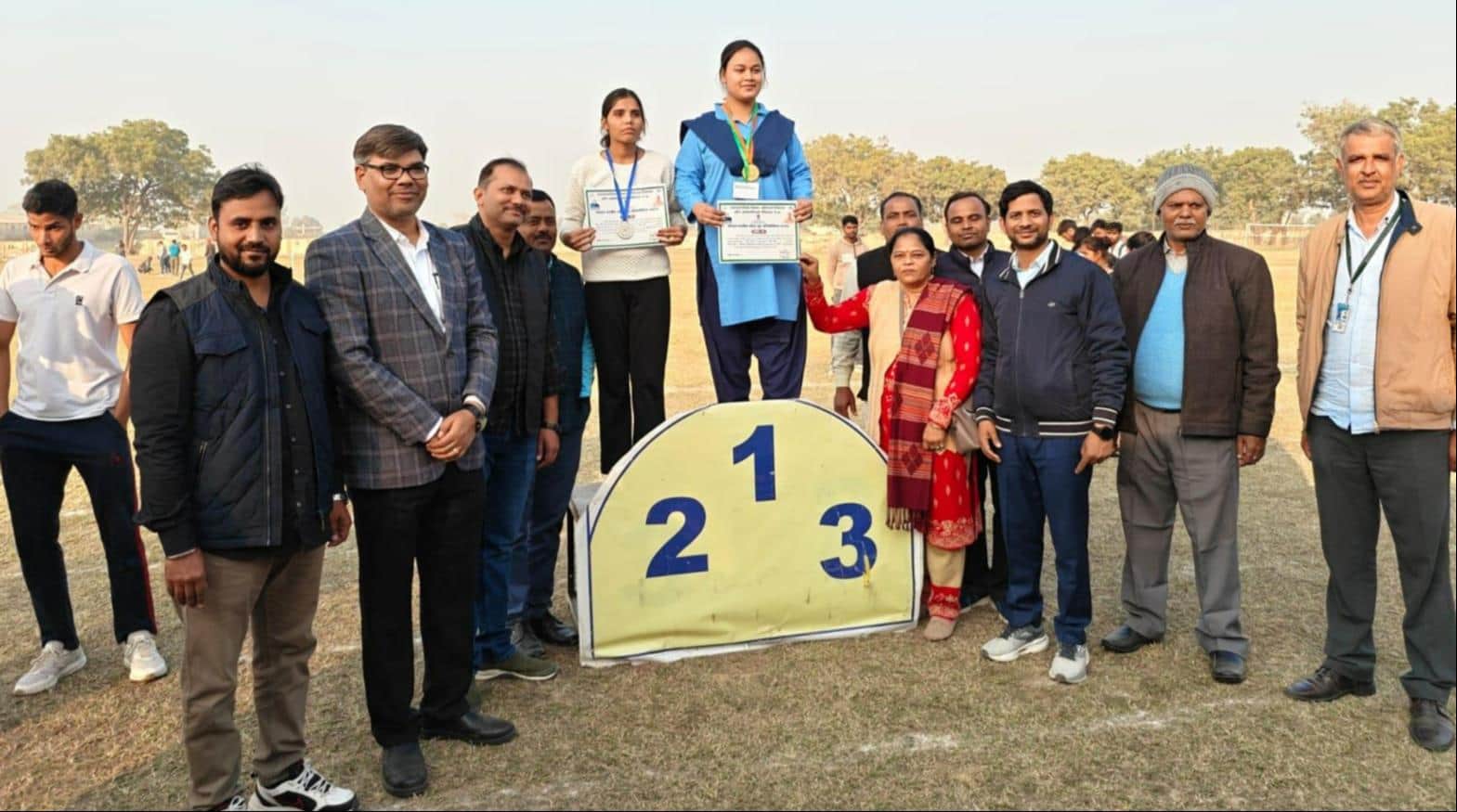 स्टेडियम में मंडल स्तरीय प्रतियोगिता में विजेता खिलाड़ियों को प्रशस्ति पत्र देते प्रधानाचार्य द