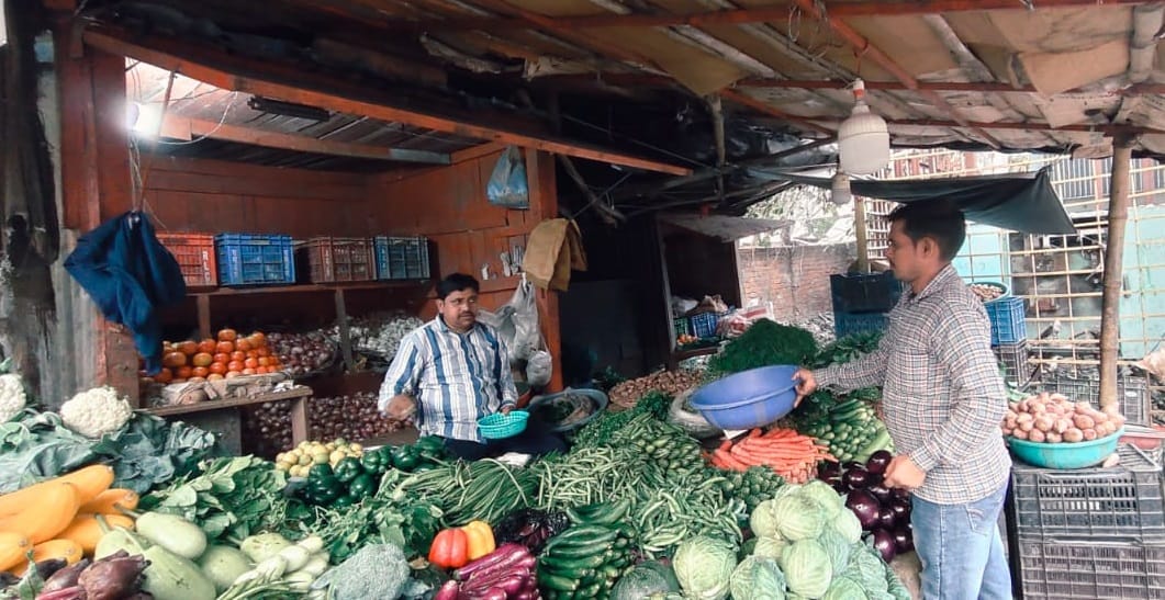 With the arrival of winter, the prices of vegetables started rising.