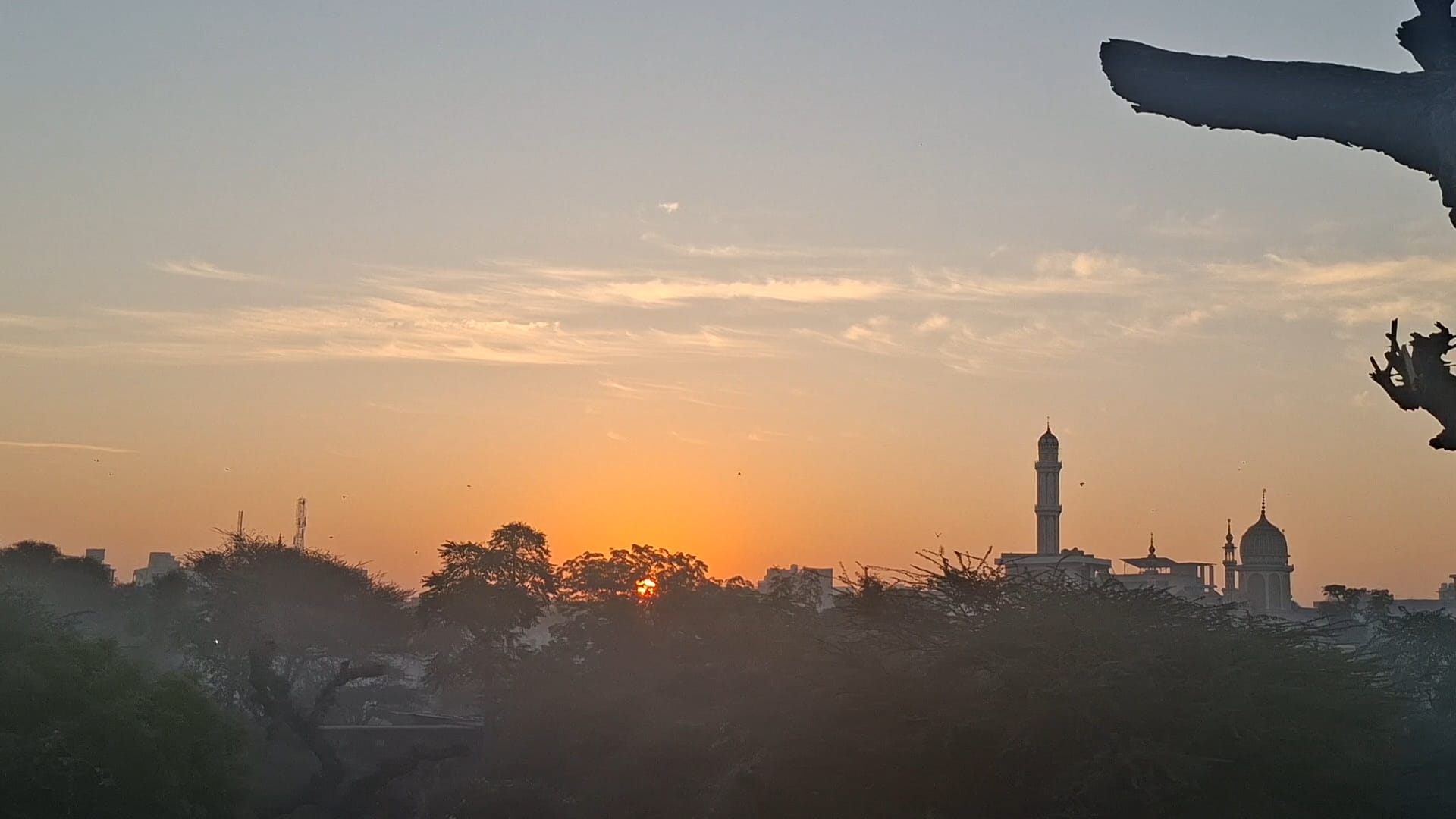 शेखावाटी में सुबह हल्के कोहरे के साथ हल्के बादल छाए रहे