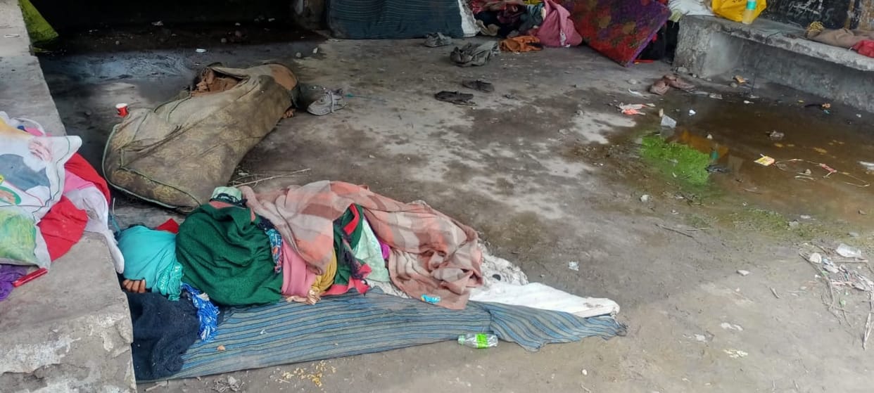 Homeless living in rain shelter, Bhuntar night shelter confined within limits
