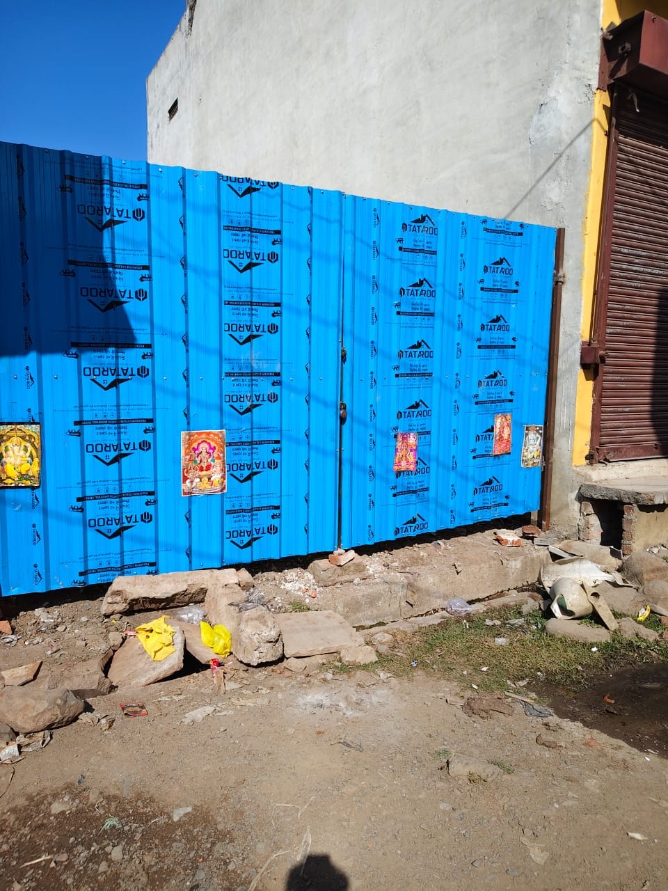 टीन शेड पर लगी फोटो