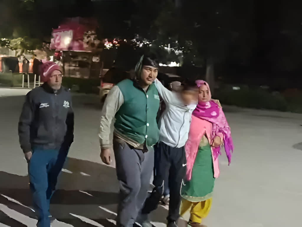 ट्रॉमा सेंटर में बच्चे को इलाज के लिए लेकर जाते परिजन। स्रोत : वीडियो ग्रैब