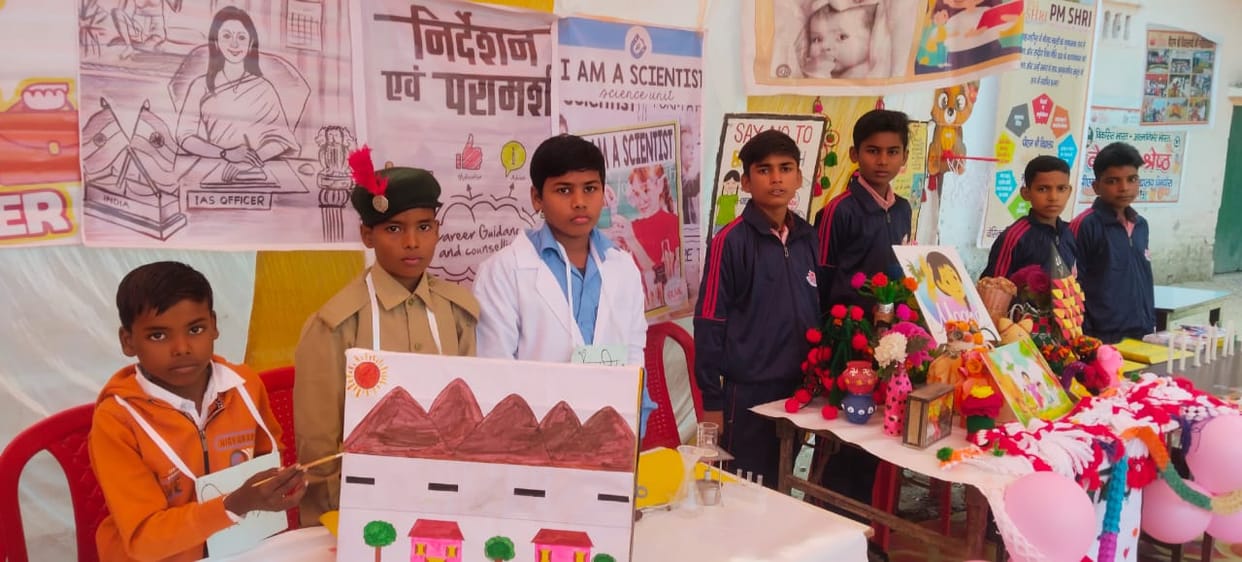 Children set up stalls at the PM Shri festival.