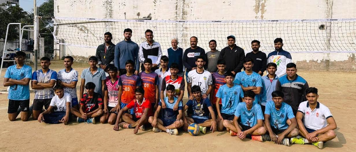 वालीबॉल प्रतियोगिता के लिए जिले की चयनित की गई टीम। स्रोत : संघ