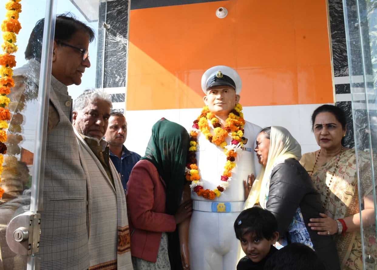 As soon as the statue was unveiled, Karan Singh's mother and wife started crying.