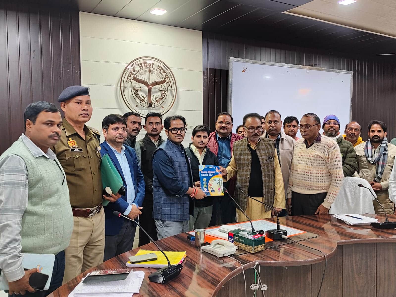 28 सीकेटीपी-1- परिचय- होटल व्यावसायियों के साथ बैठक में मौजूद डीएम पुलकित गर्ग। संवाद