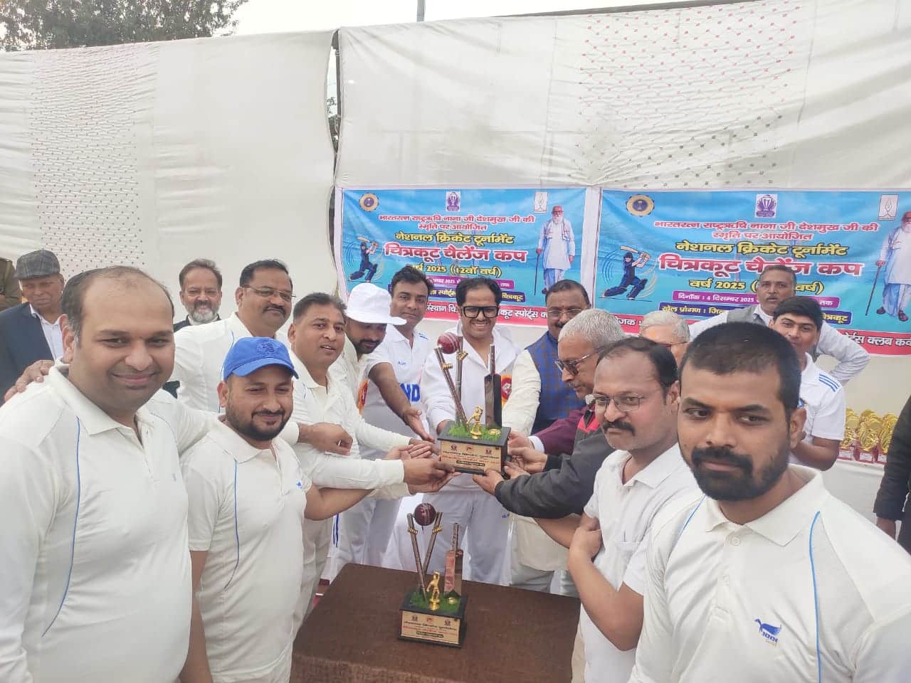 28 सीकेटीपी-10- परिचय- चित्रकूट चैलेंज कप में विजेता कप के साथ जिलाधिकारी पुलकित गर्ग व टीम के