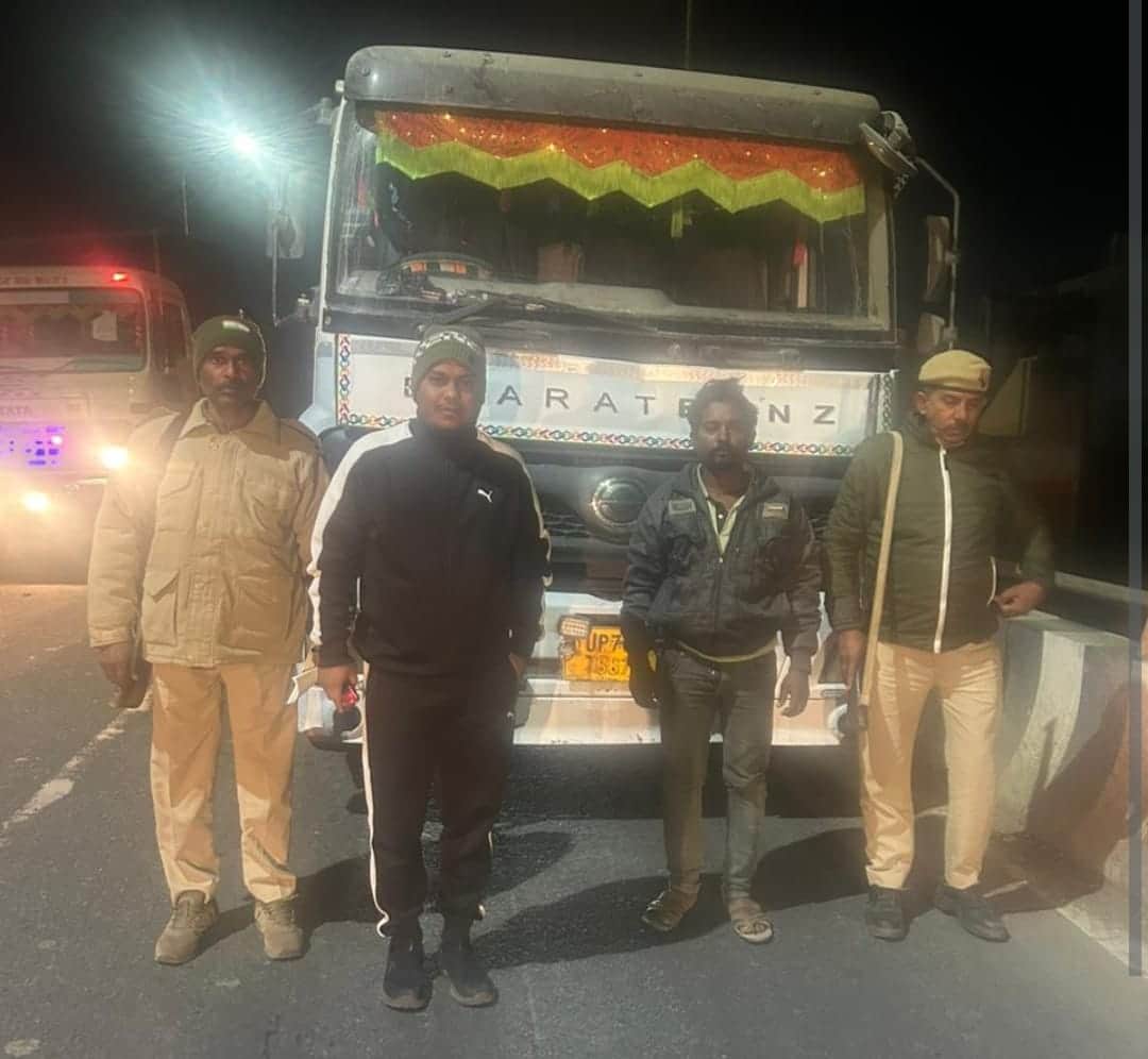 28 सीकेटीपी-4- परिचय-खानिज सामग्री लदे पकड़े गए वाहनों के पास मौजूद खनिज विभाग की टीम के सदस्य।