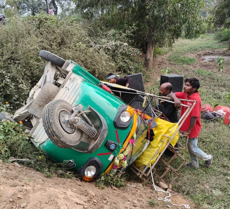 Uncontrolled auto overturned while trying to avoid a bus, eight injured