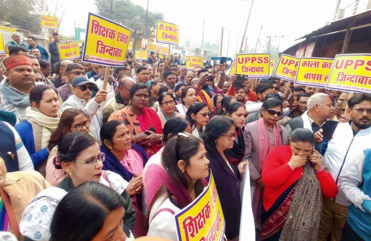 28 सीकेटीपी-9- परिचय- सपा सांसद को ज्ञापन देने के लिए उनके आवास के सामने प्रदर्शन करते शिक्षक।