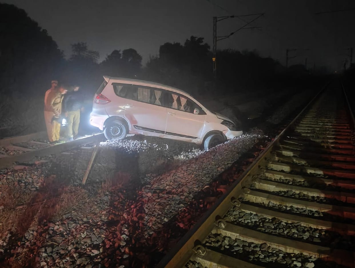 Car stuck on railway track, route disrupted for an hour