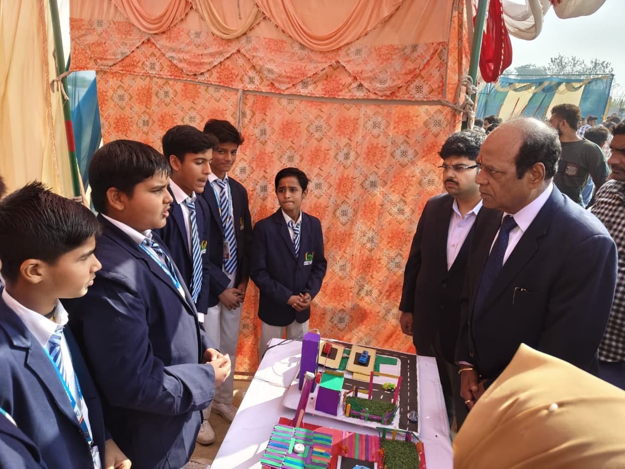 Khushboo Chauhan, Aarti and teacher Ashish's model got first place.