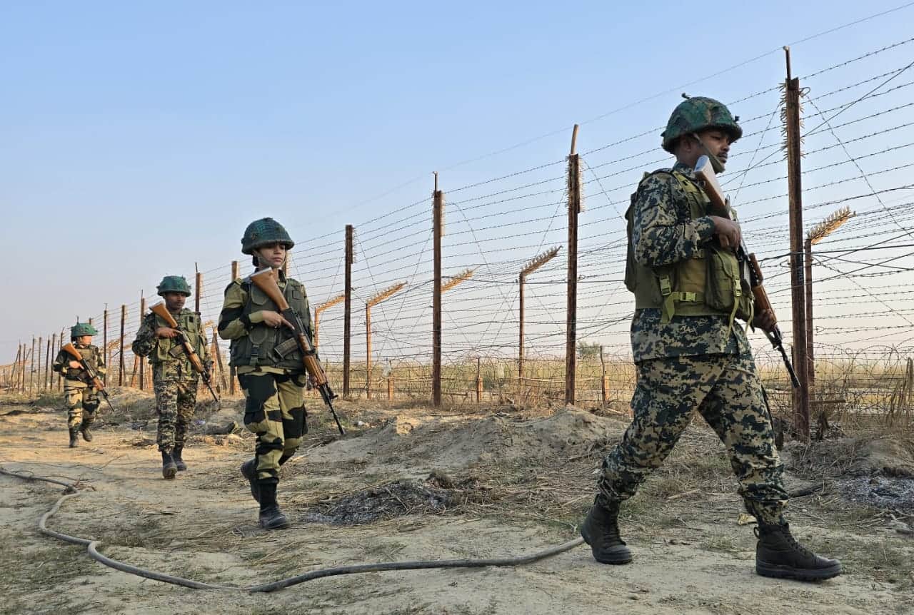 भारत पाक अंतरराष्ट्रीय सीमा पर मुस्तैद बीएसएफ के जवान