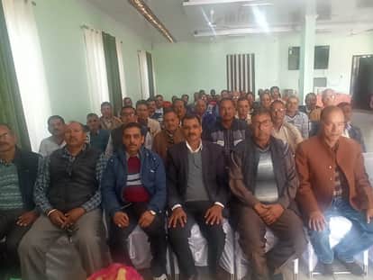 Discrimination being done in the payment of financial benefits to pensioners: Kharwada