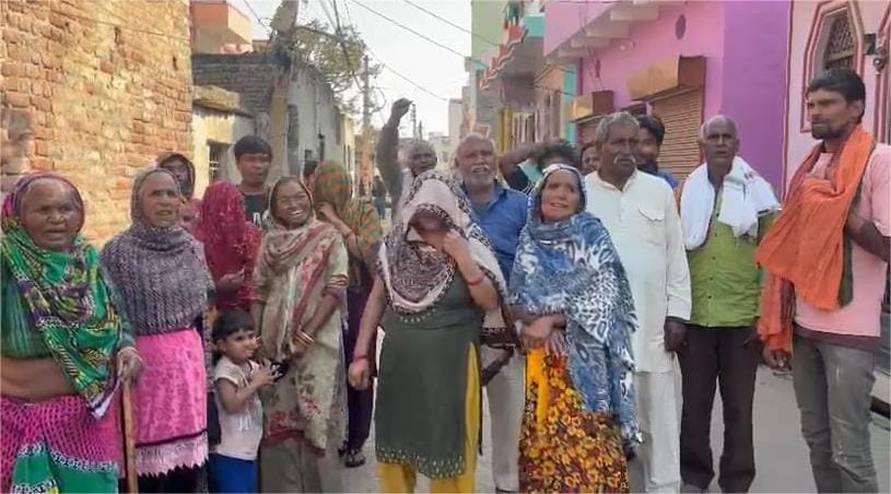 Residents of Valmiki Basti protested against the Municipal Corporation.