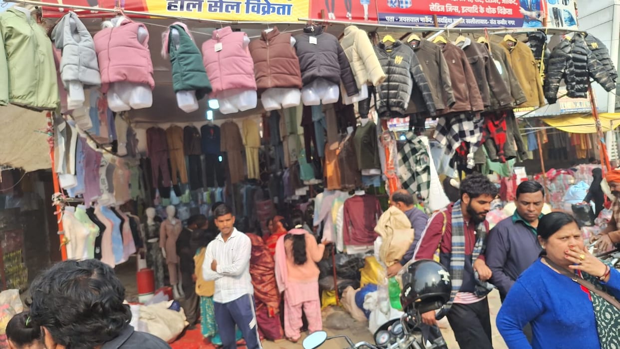 A large crowd of shoppers was seen at Bardahiya market, causing a traffic jam.